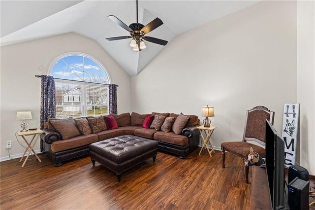 654 Holiday Lane, Lansing, KS 66043