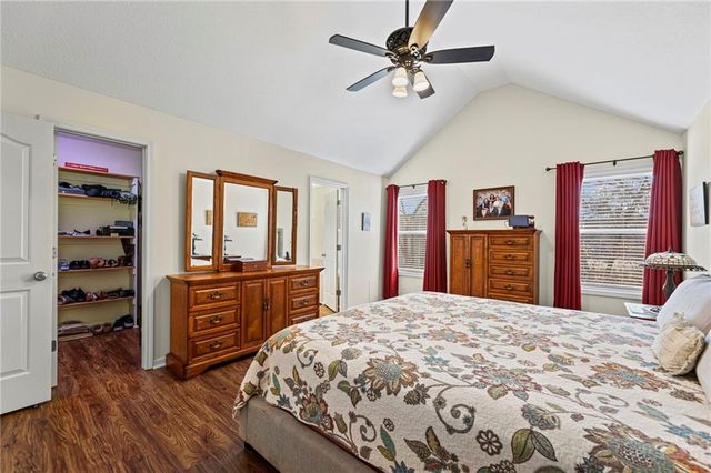 654 Holiday Lane, Lansing, KS 66043