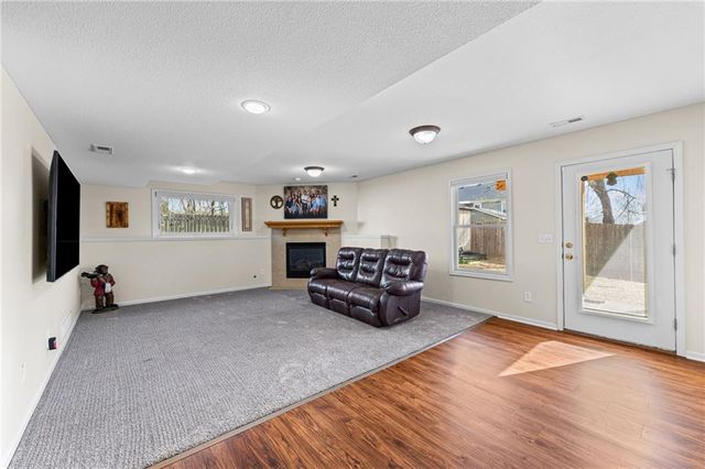 654 Holiday Lane, Lansing, KS 66043