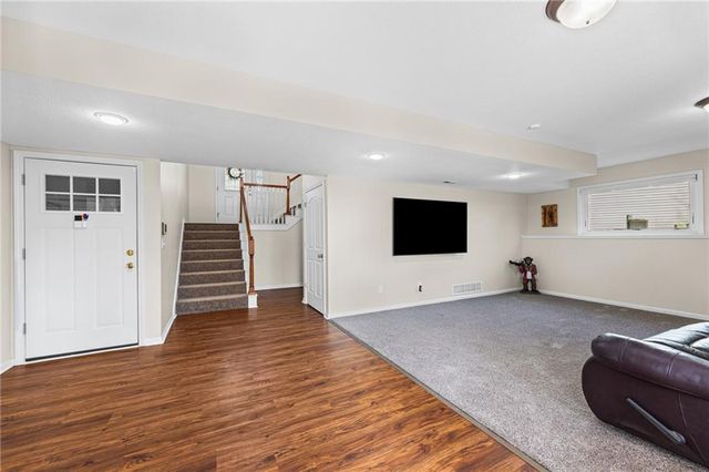 654 Holiday Lane, Lansing, KS 66043