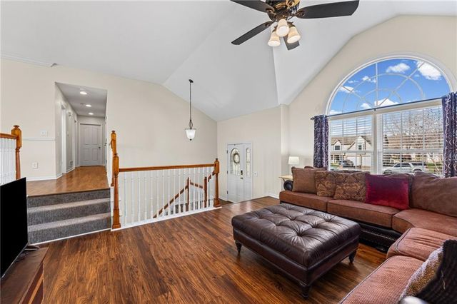 654 Holiday Lane, Lansing, KS 66043