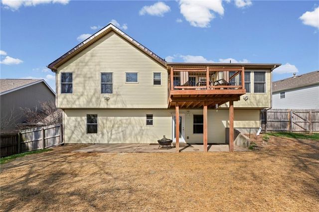 654 Holiday Lane, Lansing, KS 66043