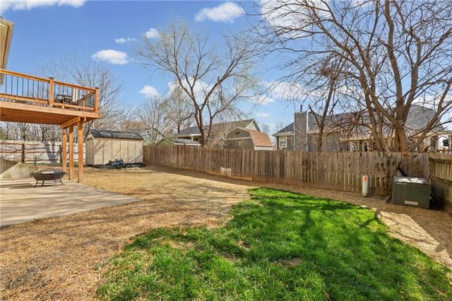 654 Holiday Lane, Lansing, KS 66043