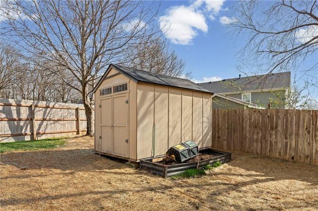 654 Holiday Lane, Lansing, KS 66043