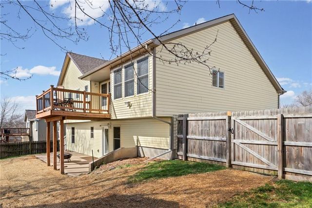 654 Holiday Lane, Lansing, KS 66043