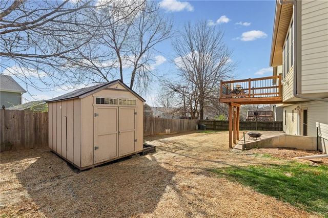 654 Holiday Lane, Lansing, KS 66043
