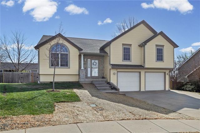 654 Holiday Lane, Lansing, KS 66043