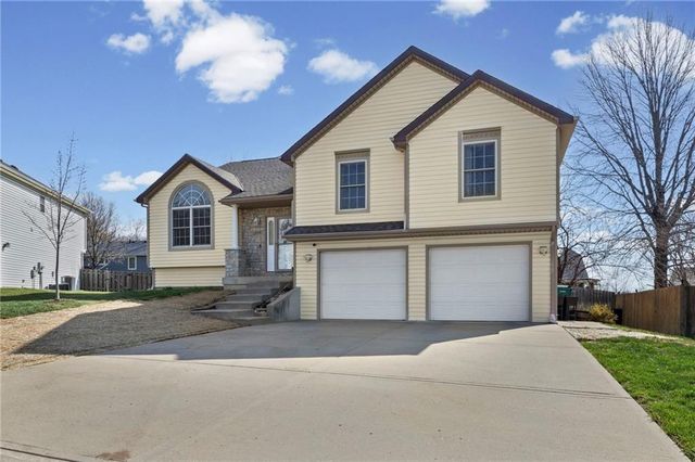 654 Holiday Lane, Lansing, KS 66043