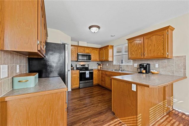 654 Holiday Lane, Lansing, KS 66043