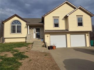 654 Holiday Lane, Lansing, KS 66043