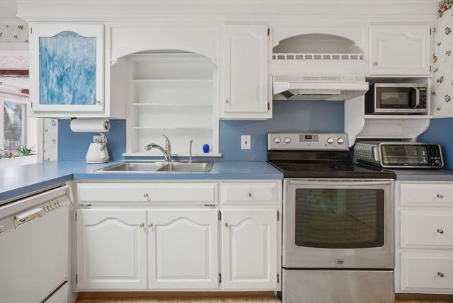 98 Greenpoint Cir, Chicopee, MA 01020