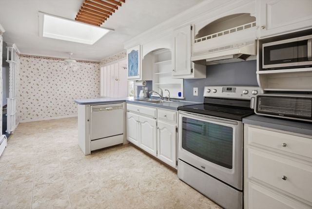98 Greenpoint Cir, Chicopee, MA 01020