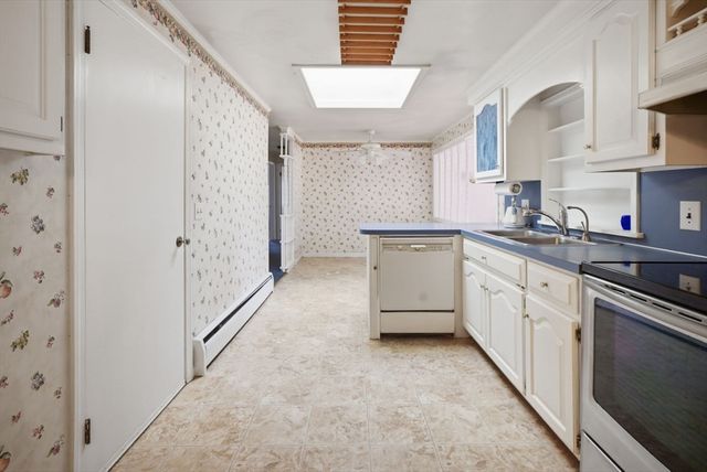 98 Greenpoint Cir, Chicopee, MA 01020