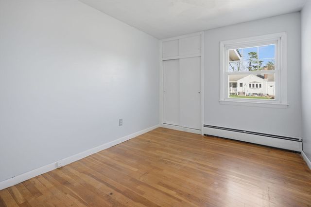98 Greenpoint Cir, Chicopee, MA 01020