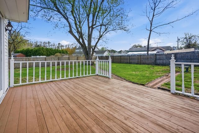 98 Greenpoint Cir, Chicopee, MA 01020