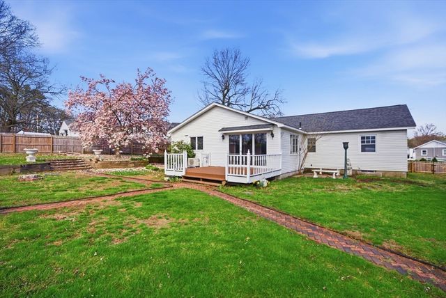 98 Greenpoint Cir, Chicopee, MA 01020