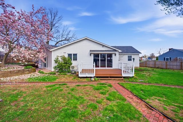 98 Greenpoint Cir, Chicopee, MA 01020