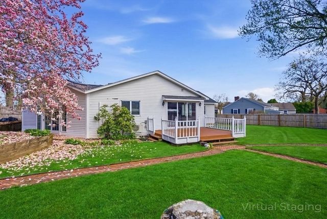 98 Greenpoint Cir, Chicopee, MA 01020