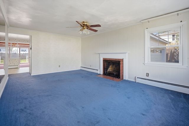 98 Greenpoint Cir, Chicopee, MA 01020