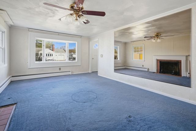 98 Greenpoint Cir, Chicopee, MA 01020