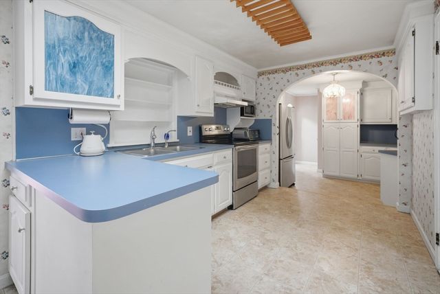 98 Greenpoint Cir, Chicopee, MA 01020