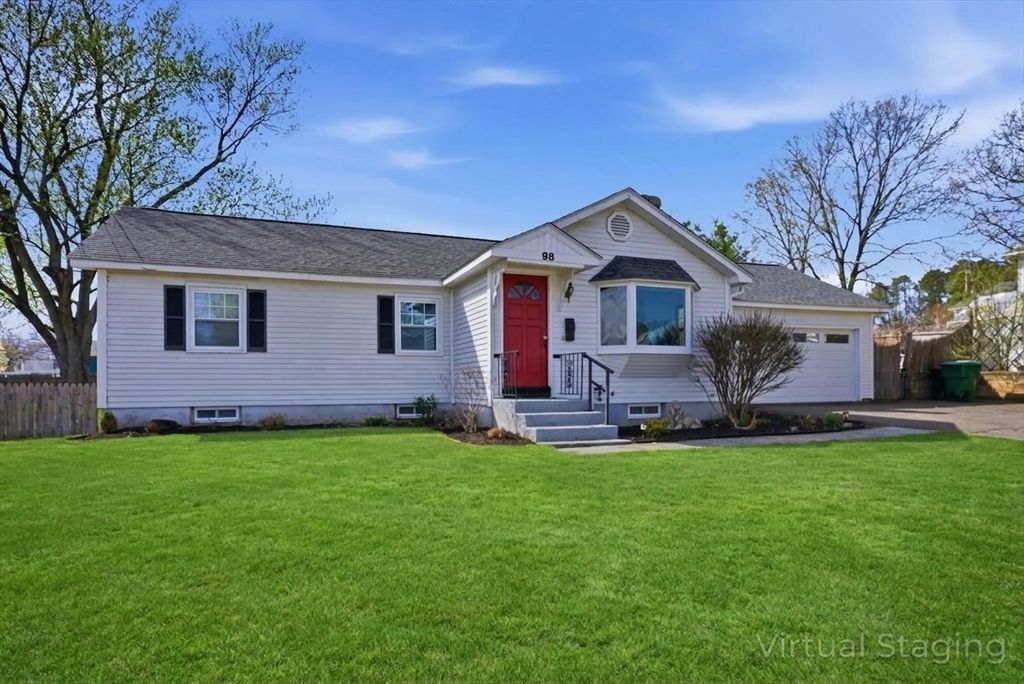 98 Greenpoint Cir, Chicopee, MA 01020