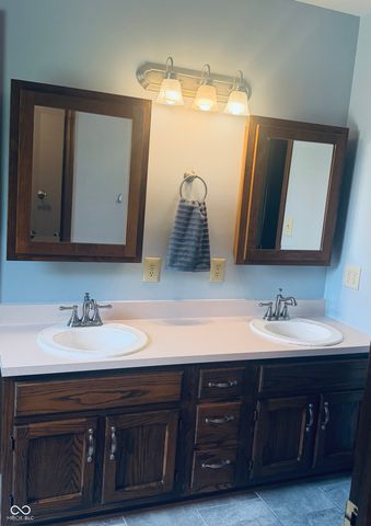 1562 Williamsburg Court, Franklin, IN 46131