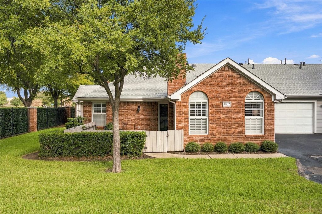 1002 Bridges Drive, Arlington, TX 76012 — exterior
