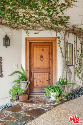 2917 N Poinsettia Avenue, Manhattan Beach, CA 90266