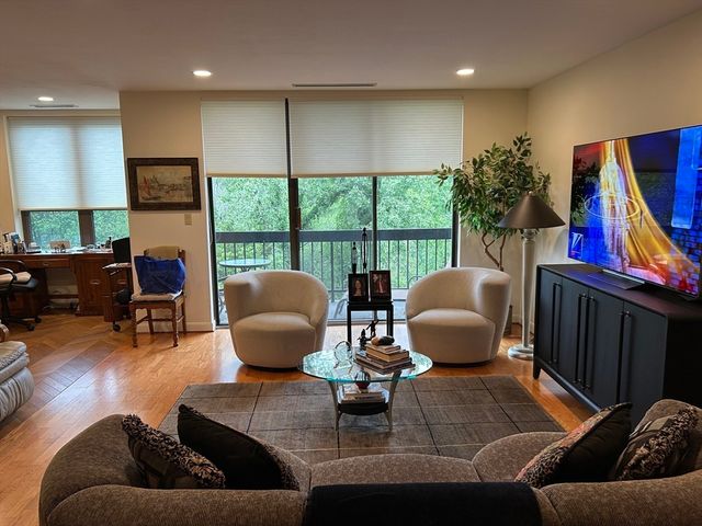 210 Nahanton St 415, Newton, MA 02459