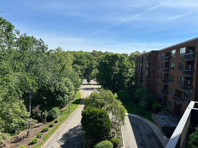 210 Nahanton St 415, Newton, MA 02459