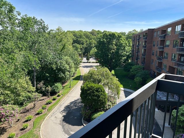 210 Nahanton St 415, Newton, MA 02459