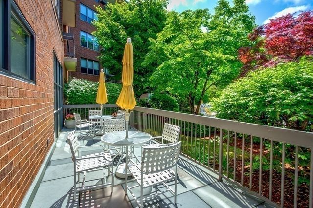 210 Nahanton St 415, Newton, MA 02459