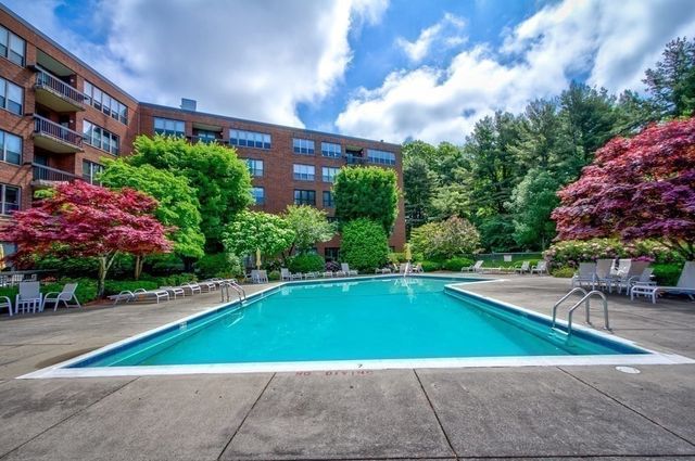 210 Nahanton St 415, Newton, MA 02459
