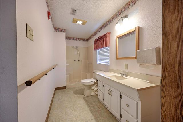 122 Ave E, Shiner, TX 77984