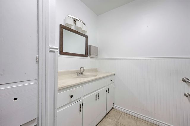 122 Ave E, Shiner, TX 77984