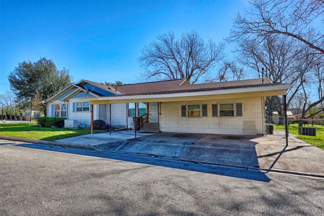 122 Ave E, Shiner, TX 77984