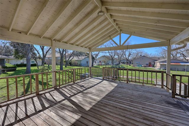 122 Ave E, Shiner, TX 77984