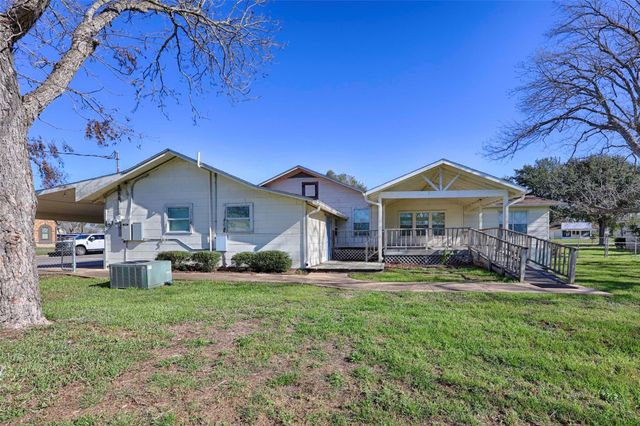 122 Ave E, Shiner, TX 77984