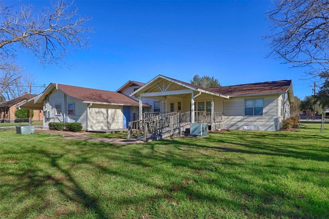 122 Ave E, Shiner, TX 77984