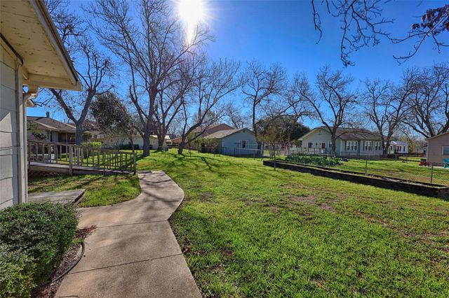 122 Ave E, Shiner, TX 77984