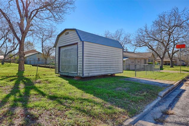 122 Ave E, Shiner, TX 77984