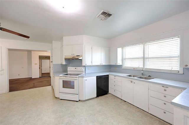 122 Ave E, Shiner, TX 77984