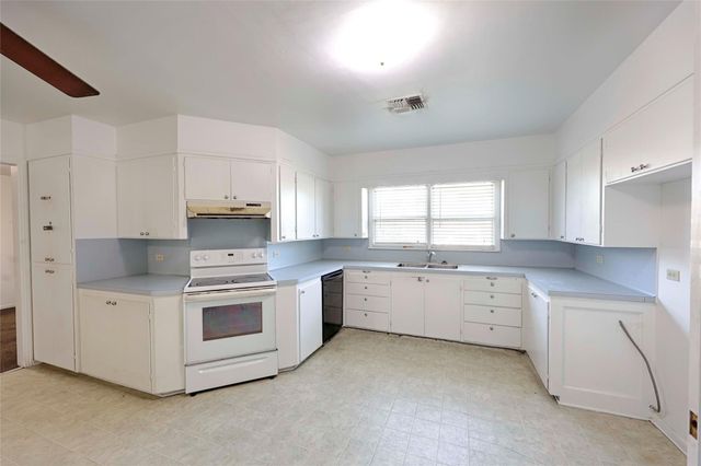 122 Ave E, Shiner, TX 77984