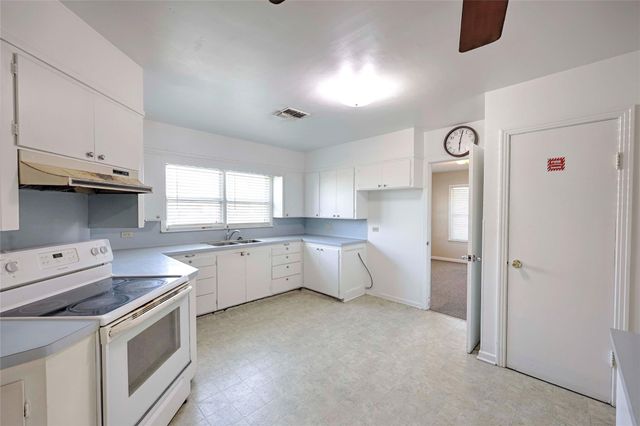 122 Ave E, Shiner, TX 77984