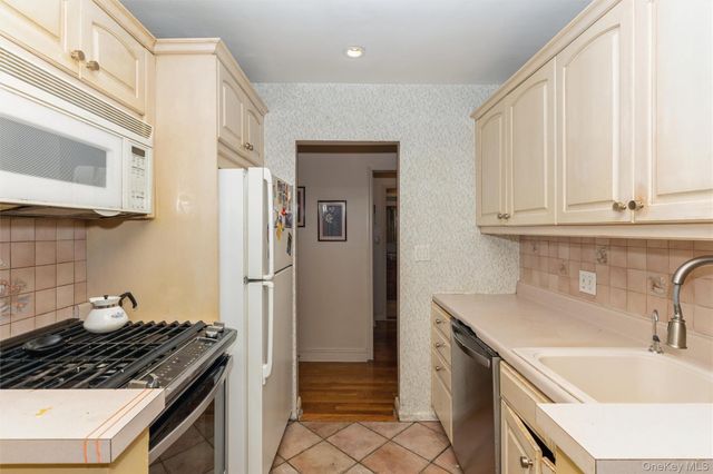 182-12 Horace Harding Expressway 1K, Fresh Meadows, NY 11365