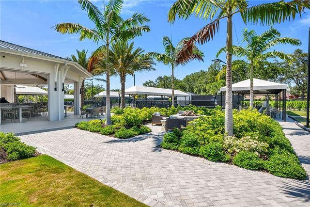 200 Wyndemere WAY B402, Naples, FL 34105
