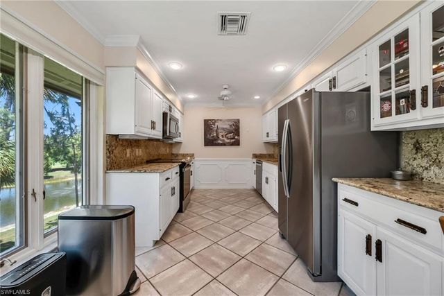 200 Wyndemere WAY B402, Naples, FL 34105