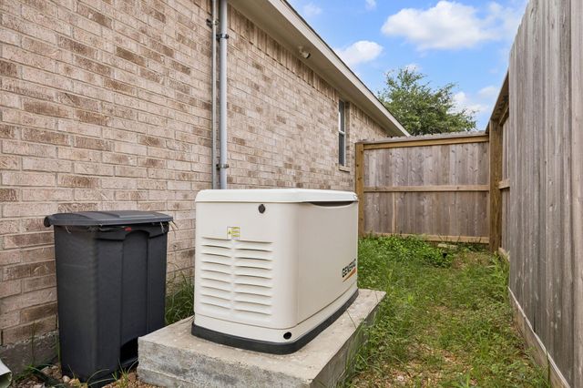 925 Autumn Brook Street, Seabrook, TX 77586