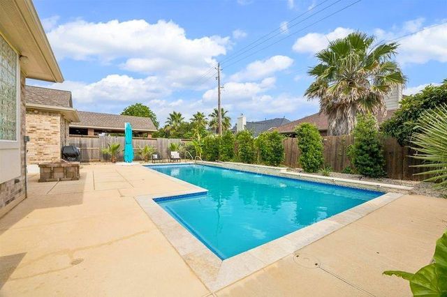 925 Autumn Brook Street, Seabrook, TX 77586